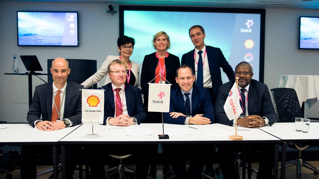 Photo from the signing of the CO2 storage partnership agreement